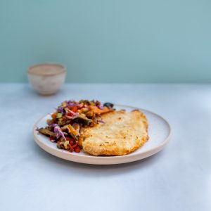 Milanesa de pollo con guarnición