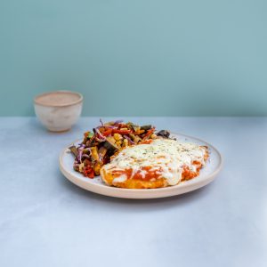 Milanesa de pollo napolitana con guarnición