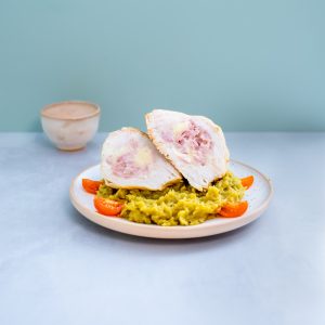 Pollo relleno jamon y queso con pure mixto