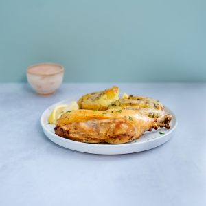 Pata muslo con batatas y zanahorias doré