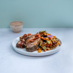 Carne al horno con wok de vegetales