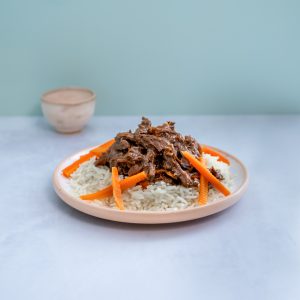 Carne braseada con arroz blanco