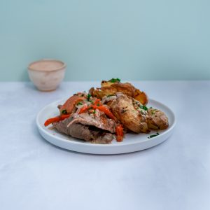 Bifes a la criolla con papas aplastadas