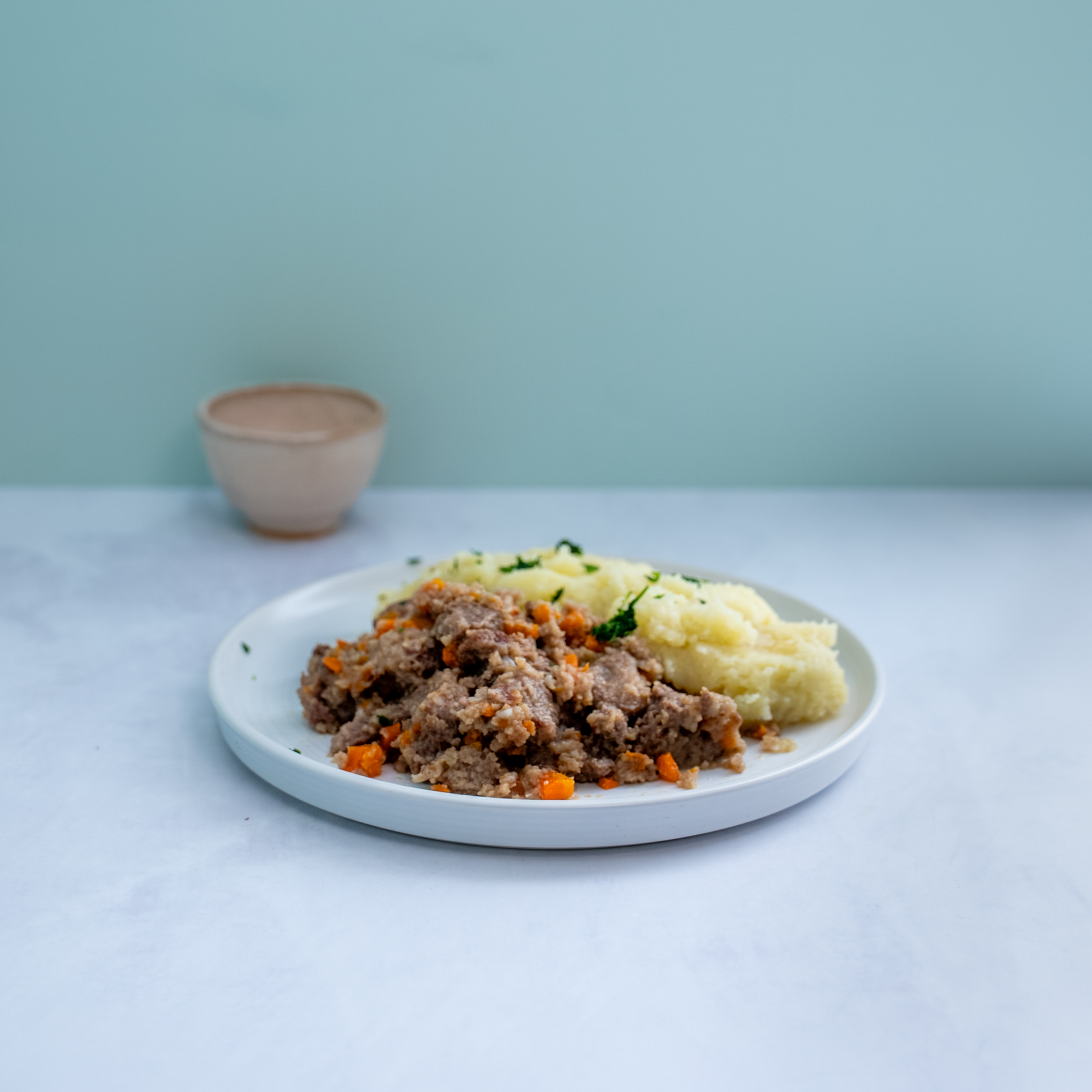 Goulash de carne con puré de papa